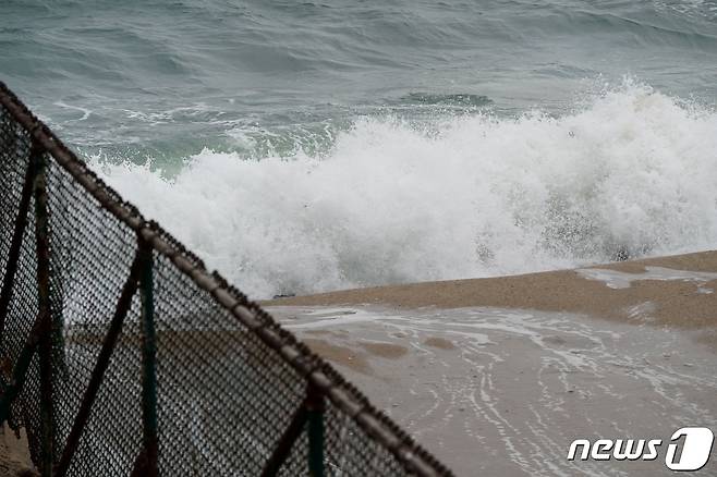 미국 캘리포니아 실 비치에서 15일(현지시간) 쓰나미 경보가 발령된 후 파도가 폐쇄된 밀려오고 있다. © 로이터=뉴스1 © News1 원태성 기자