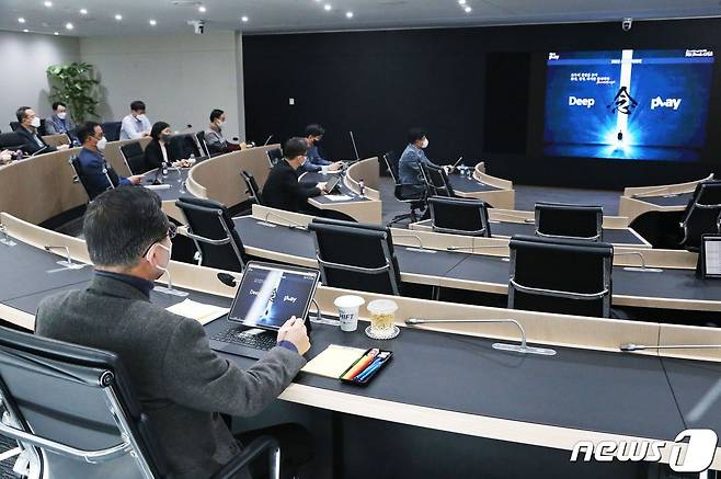 신한카드는 지난 16일 '2022년 상반기 사업전략회의'를 열고 통합 월간활성이용자수(MAU) 1000만 돌파를 목표로 세웠다고 밝혔다. (신한카드 제공) © 뉴스1