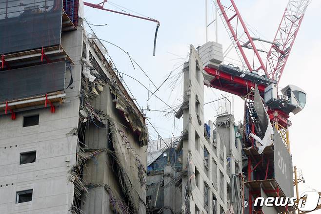 지난 11일 오후 3시46분쯤 광주 서구 화정동 한 아파트 공사현장에서 붕괴 사고가 발생했다. 사진은 16일 사고가 발생한 아파트 공사현장 모습. 2022.1.16/뉴스1 © News1 정다움 기자