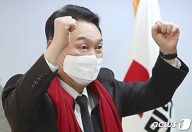 윤석열 국민의힘 대선 후보가 16일 오후 서울 영등포구 대하빌딩에서 열린 국민의힘 여성지방의원 임명장 수여식에 참석해 여성지방의원들의 환호에 화답하고 있다. 2022.1.16/뉴스1 © News1 이동해 기자