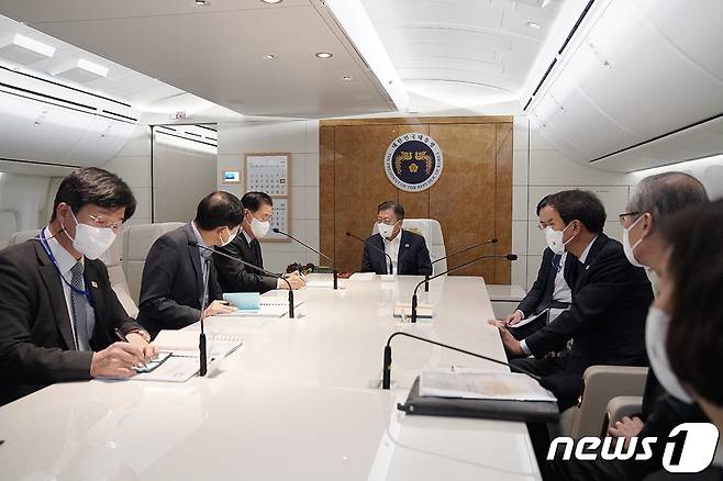 아랍에미리트연합(UAE), 사우디아라비아, 이집트 등 중동 3개국 순방에 나선 문재인 대통령이 15일 두바이로 향하는 공군 1호기 회의실에서 회의를 하고 있다.(청와대 제공)2022.1.16/뉴스1