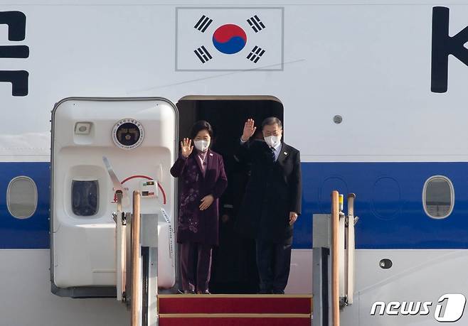 문재인 대통령과 김정숙 여사가 15일 경기 성남시 서울공항에서 아랍에미리트연합(UAE), 사우디아라비아, 이집트 등 중동 3개국 순방을 위해 공군 1호기에 올라 인사하고 있다. 2022.1.15/뉴스1 © News1 성동훈 기자