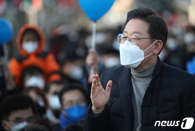 매타버스 시즌2 민생투어를 재개한 이재명 더불어민주당 대선 후보가 16일 오후 강원도 강릉시 중앙성남전통시장에서 열린 즉석 거리연설에서 지지를 호소하고 있다. 2022.1.16/뉴스1 © News1 오대일 기자