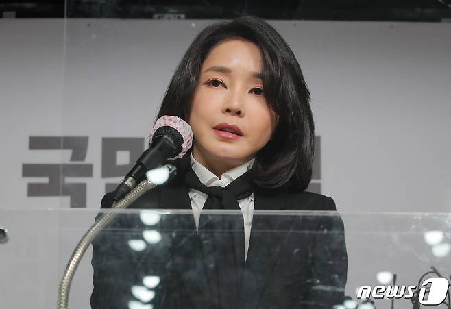 국민의힘 윤석열 대선 후보 부인 김건희 코바나컨텐츠 대표가 26일 오후 서울 여의도 당사에서 자신의 허위 이력 의혹과 관련해 대국민 사과를 하고 있다. 2021.12.26/뉴스1 © News1 이동해 기자