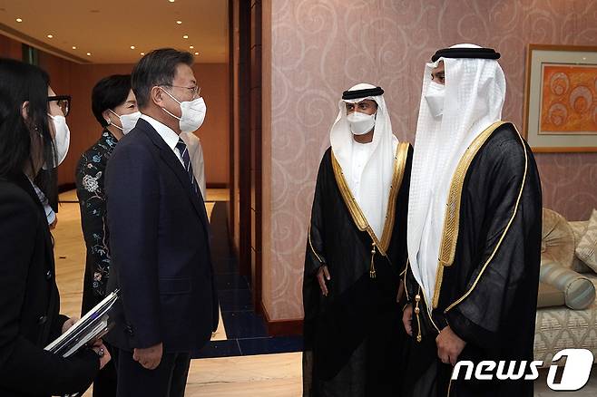 아랍에미리트연합(UAE), 사우디아라비아, 이집트 등 중동 3개국 순방을 나선 문재인 대통령과 김정숙 여사가 15일 오후(현지시간) 첫 순방국인 아랍에미리트연합(UAE) 두바이 왕실공항에 도착, 영접 나온 수하일 모하메드 알 마즈로이 에너지인프라부 장관(오른쪽 두 번째),압둘라 사이프 알누아이미 주한 UAE 대사와 대화하고 있다. (청와대 제공) 2022.1.16/뉴스1