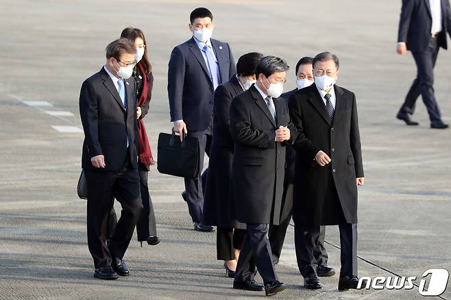 문재인 대통령이 지난해 12월12일 오전 경기 성남시 서울공항에서 출국 전 전해철 행정안전부 장관과 대화하며 발걸음을 옮기고 있다. 2021.12.12/뉴스1 © News1 황기선 기자