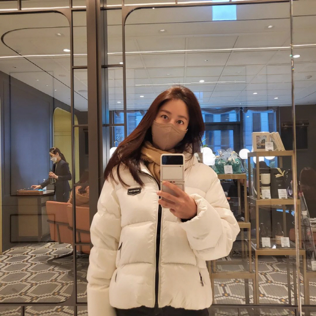 Actor Jeon Hye-bin smiled happily on her date with her husband.Jeon Hye-bin posted a picture on his 16th day of his instagram saying an exciting Weekend date.The picture shows Jeon Hye-bin, who is dating her husband on the Weekend, and Jeon Hye-bin, who is in the mirror, is in the camera.It boasts beautiful beauty such as clear features in natural appearance.I also felt happiness in the way of smiling brightly or opening my arms in front of the glass.Meanwhile, Jeon Hye-bin married a dentist who was 2 years old in 2019 and also appeared on KBS 2TV Weekend Drama Oke Photon which ended last September.