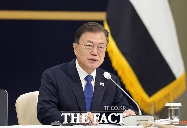 문재인 대통령이 16일(현지시간) 아랍에미리트 두바이의 한 호텔에서 열린 한·UAE 수소 협력 비즈니스 라운드 테이블 행사에 참석해 발언하고 있다. /뉴시스