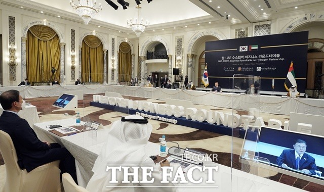 16일(현지시간) UAE 두바이의 한 호텔에서 문재인 대통령이 참석한 가운데 '한·UAE 수소 협력 비즈니스 라운드 테이블' 행사가 열리고 있다. /뉴시스