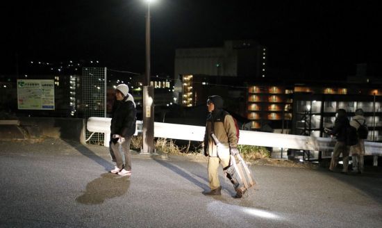 쓰나미 경보에 일본 주민들이 고지대로 대피하고 있다. (사진=로이터.연합) [이미지출처=연합뉴스]