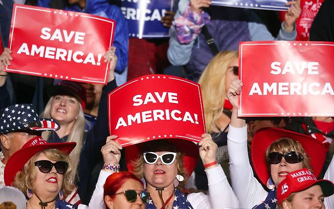 15일(현지 시각) 미 애리조나주 외곽 도시 플로렌스에서 열린 트럼프 전 대통령 정치 집회에 참석한 지지자들. /AFP 연합뉴스