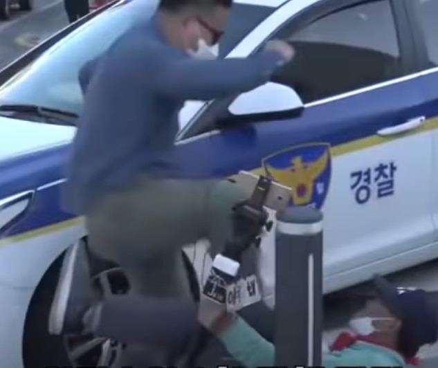 유튜브 채널 ‘서울의 소리’ 촬영기사 이명수씨가 지난 2020년 서울 서초동 대검찰청 앞에서 다른 유튜버를 발로 차며 폭행하는 장면./유튜브