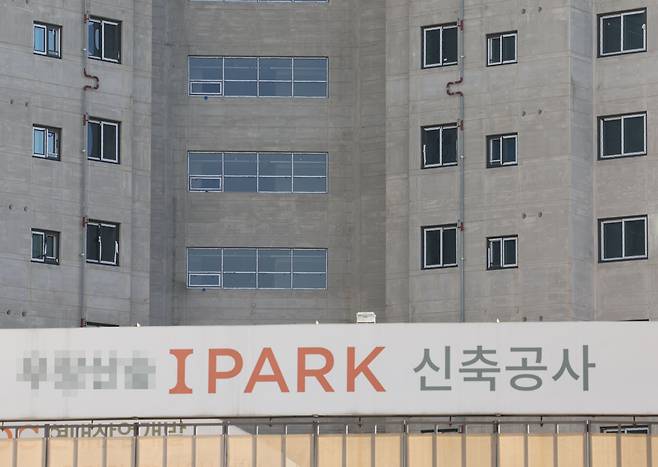 13일 공사가 중단된 서울의 한 현대산업개발 아파트 건설 현장의 모습. /연합뉴스