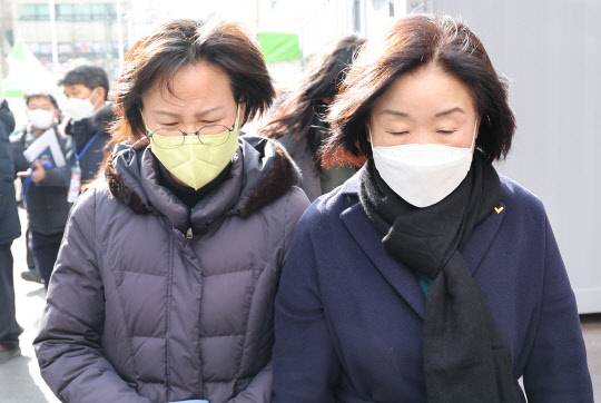 16일 심상정(오른쪽) 정의당 대선 후보가 광주 서구 신축아파트 붕괴사고 발생 사고 현장을 찾아 실종자 가족들과 면담을 마친 뒤 구조대원들 격려를 위해 이동하고 있다. 왼쪽은 강은미 정의당 의원. 연합뉴스.