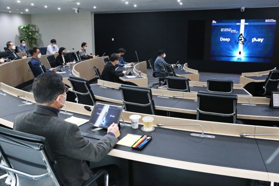 신한카드는 지난 14일에 서울 을지로 본사에서 임부서장 전원이 온 오프라인으로 참여하는 2022년 상반기 사업전략회의를 가졌다.