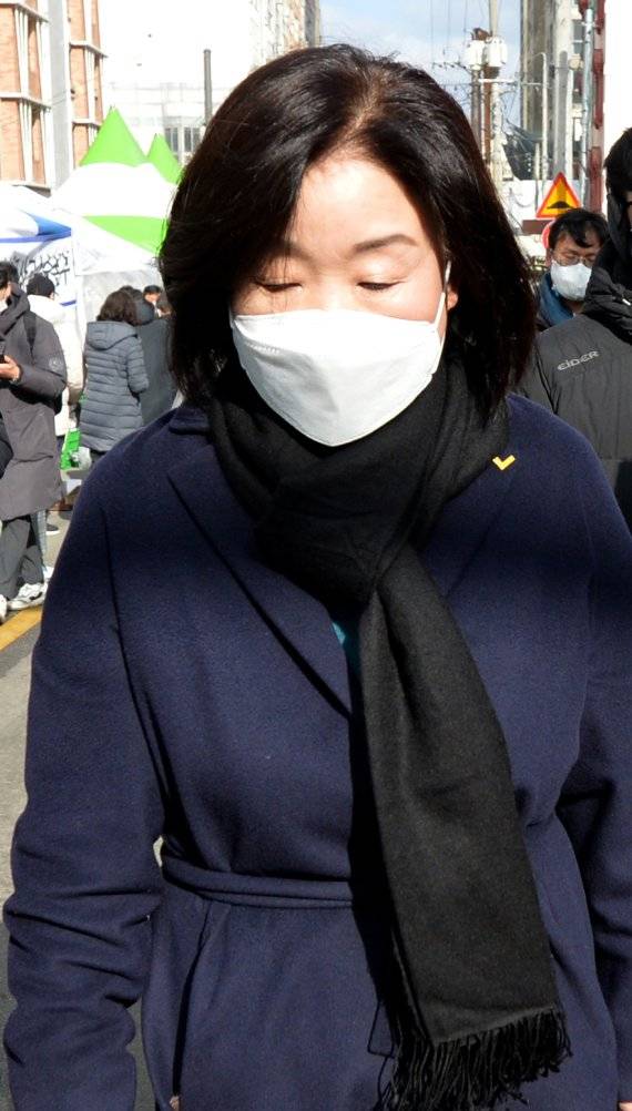 심상정 정의당 대선 후보가 16일 광주 서구 화정동 아파트 신축공사 붕괴 사고 현장을 방문해 둘러본 뒤 이동하고 있다. 뉴시스