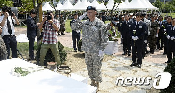 지난 2016년 7월 20일 오전 대전 서구 둔산동 보라매공원에서 열린 ‘제4회 대전지구전투 전승기념 행사’에서 그레이브스 당시 미8군 부사령관이 대전지구전투 기념비 앞에 헌화를 마친 후 경례를 하고 있다. 사진=뉴스1