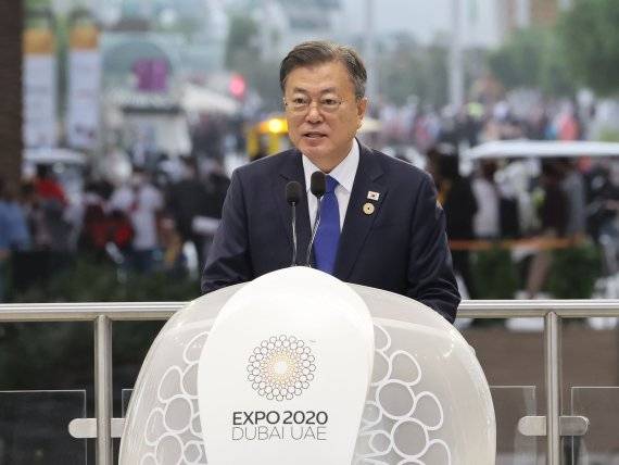 [두바이=뉴시스] 김진아 기자 = 문재인 대통령이 16일(현지시간) 아랍에미리트 두바이 엑스포 알 와슬 플라자에서 열린 두바이 엑스포 한국의 날 공식행사에서 연설을 하고 있다. 2022.01.16. bluesoda@newsis.com <저작권자ⓒ 공감언론 뉴시스통신사. 무단전재-재배포 금지.> /사진=뉴시스화상