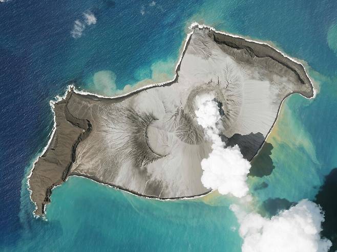 통가 주변에서 15일 오후 1시께(한국시간) 대형 해저화산인 훙가 하아파이 해저화산이 폭발했다. 이 사진은 지난 7일 분출하는 모습. AP 연합뉴스