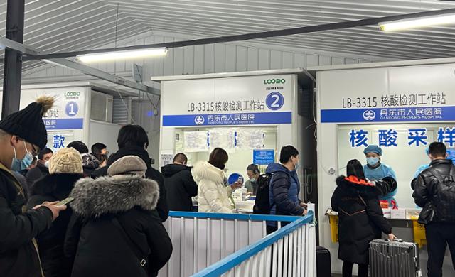 중국 랴오닝성 단둥역에 설치된 임시 핵산검사소에서 9일 승객들이 차례를 기다리고 있다. 단둥=연합뉴스