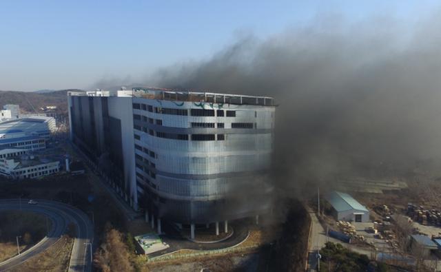최근 발생한 경기 평택시의 한 물류센터 화재 사고 현장 모습. 뉴스1