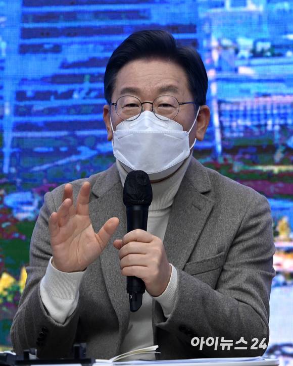 이재명 더불어민주당 대선후보가 14일 오전 인천 연수구 인천경제자유구역청에서 열린 인천경제자유구역 입주기업 간담회에서 발언을 하고 있다. [사진=김성진 기자]