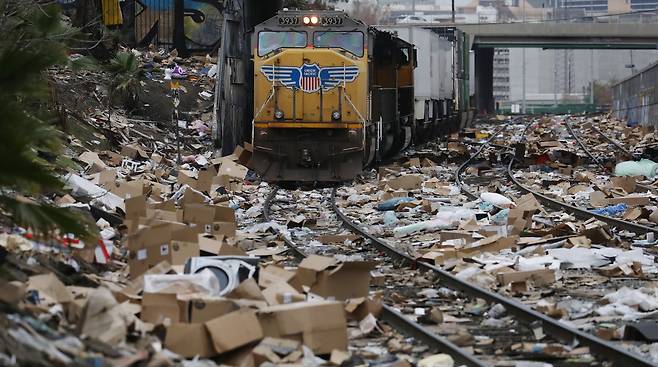 페덱스, 아마존, UPS 등의 소포를 수송하는 미국 철도회사 유니언 퍼시픽의 화물열차가 L A 중심가 링컨 하이츠에서 떼강도에게 털린 가운데 15일 수천개의 빈 박스가 철로에 어지럽게 흩어져 있다. EPA=연합뉴스
