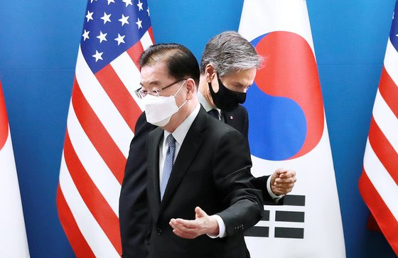 북한의 연이은 미사일 발사에도 한국은 유엔 안보리의 대북 제재 대상 추가 지정 필요성 등에 명확한 입장을 밝히지 않았다. 한반도 안보를 위협하는 북한의 무력 도발에 소극적으로 대응하는 것 아니냐는 우려가 나오는 이유다. 사진은 지난 3월 한미 외교국방(2+2) 장관회의 당시 기념촬영을 마친 뒤 각자 자리로 향하는 정의용 외교부 장관과 토니 블링컨 미 국무 장관. [사진 공동취재단]