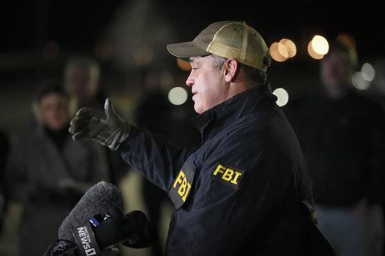 15일(현지시간) 인질극이 벌어진 미국 텍사스 콜리빌의 유대교 회당 근처에서 매튜 드사르노 미 연방수사국(FBI) 특별수사관이 경찰 특수기동대의 작전과 관련한 기자회견을 하고 있다. [AP=연합뉴스]