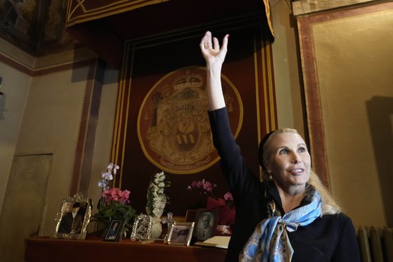 미국 출신인 이탈리아의 리타 본콤파니 루도비시 왕자비가 지난해 11월 30일 '루도비시 빌라'로도 알려진 저택 '카지노 델 오로라'를 안내하고 있다. AP=연합뉴스
