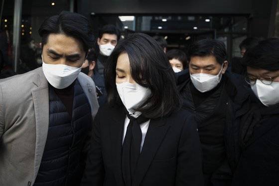 국민의힘 윤석열 대선 후보 부인 김건희 코바나컨텐츠 대표가 2021년 12월 26일 오후 서울 여의도 국민의힘 당사에서 자신의 허위 이력 의혹과 관련해 입장문 발표를 마친 뒤 당사를 나서고 있다. 연합뉴스