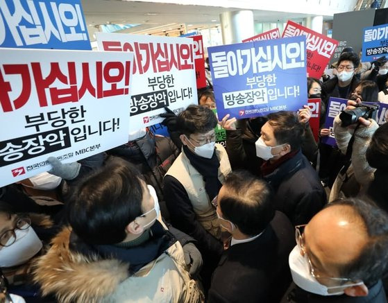 윤석열 대선 후보 배우자 김건희씨의 '7시간 통화 녹취록'을 보도 예고한 MBC를 항의 방문한 국민의힘 김기현 원내대표와 의원들이 14일 서울 마포구 상암동 MBC 사옥 로비에서 MBC 노조원들과 대치하고 있다. 연합뉴스