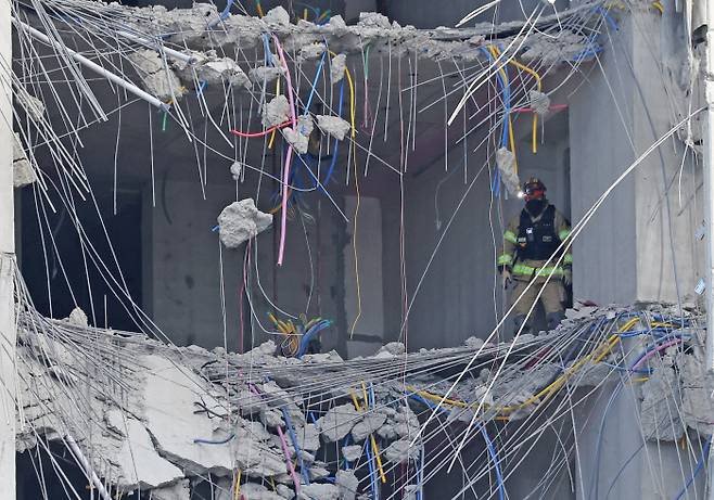 광주 서구 화정동 화정 아이아크 아파트 붕괴사고 닷새째인 지난 15일 오전 붕괴사고 현장에서 구조대원이 실종자 수색작업을 하고 있다. 연합뉴스.