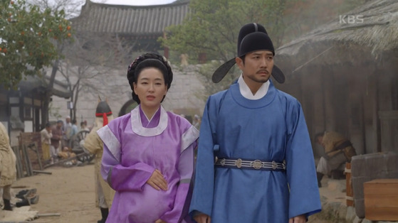 A Scene from "The King of Tears, Lee Bang-won" featuring Joo as Yi Bang-won, right, and actor Park Jin-hie, as Queen Wongyeong, Taejong's wife and the mother of King Sejong. [KBS]