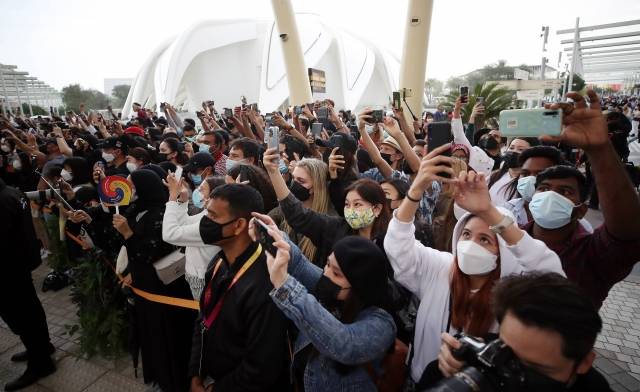 16일(현지시간) 두바이 엑스포 알 와슬 플라자에서 열린 두바이 엑스포 한국의 날 공식행사를 찾은 현지인들과 교민들이 문화공연을 관람 하고 있다.