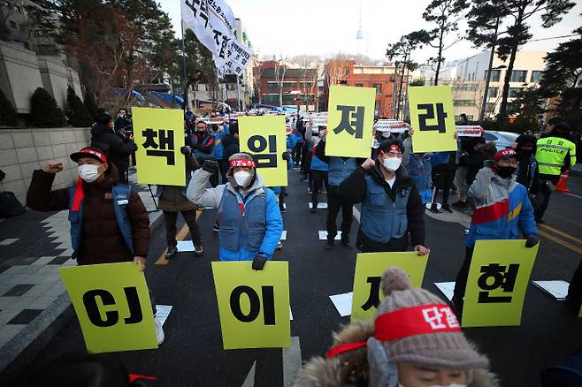 지난달 29일 오후 서울 중구 CJ그룹 본사 앞에서 열린 CJ대한통운 총파업대회에서 참가자들이 택배노동자 과로사 방지를 위한 사회적 합의 이행을 촉구하며 구호를 외치고 있다. [사진 출처 = 연합뉴스]