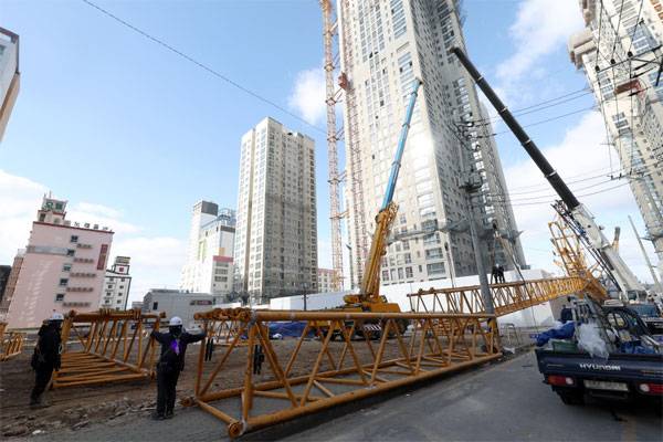 광주 서구 화정동 화정아이파크 신축 공사 붕괴 사고 발생 엿새째인 16일 현장 인부들이 타워크레인 해체 작업에 투입될 크레인을 조립하고 있다. [사진 = 연합뉴스]