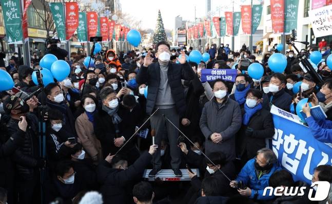 매타버스 시즌2 민생투어를 재개한 이재명 더불어민주당 대선 후보가 16일 오후 강원도 강릉시 중앙성남전통시장에서 열린 즉석 거리연설에서 지지를 호소하고 있다. 2022.1.16/뉴스1 (C) News1 오대일 기자
