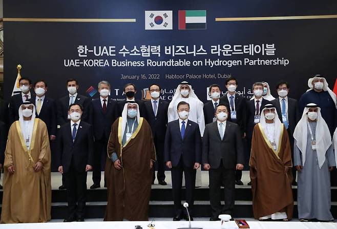 [두바이=뉴시스] 김진아 기압둘라자 = 문재인 대통령이 16일(현지시간) 아랍에미리트 두바이 한 호텔에서 열린 한-UAE 수소협력 비즈니스 라운드 테이블에서 구자열 무역협회장, 압둘라 모하메드 알 마즈로이 UAE연방상공회의소 회장 등 참석자들과 기념촬영을 하고 있다.  2022.01.16.