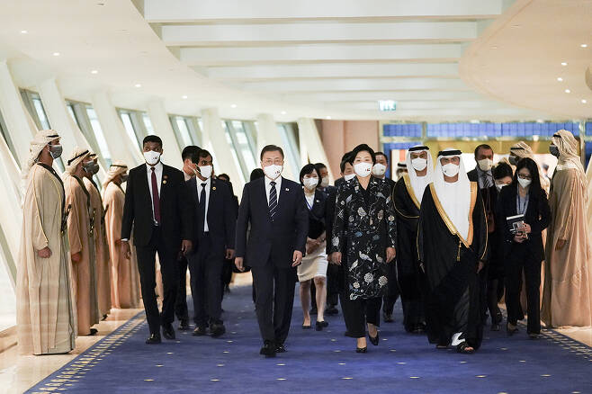 아랍에미리트연합(UAE), 사우디아라비아, 이집트 등 중동 3개국 순방을 나선 문재인 대통령과 김정숙 여사가 15일 오후(현지시각) 첫 순방국인 아랍에미리트연합(UAE) 두바이 왕실공항에 도착, 이동하고 있다./사진=청와대 제공