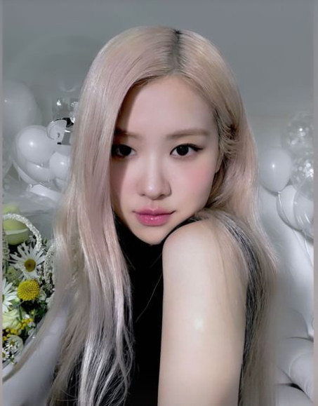 Group BLACKPINK Rosé boasted a spectacular visual.Rosé posted several photos on January 15 without comment on his personal Instagram story.In the open photo, Rosé poses in front of a white balloon with his name on it, staring at the camera with a large bouquet of flowers the size of his own.I finished my fairy beauty by digesting my colorful platinum hairstyle.Meanwhile, Rosé released his first Solo single album R in March last year.