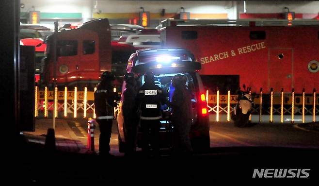 [광주=뉴시스] 김혜인 기자 = 구조당국이 14일 오후 광주 서구 신축아파트 붕괴현장에서 발견된 실종자 1명을 이송하기위해 대기하고 있다.  2022.01.14.hyein0342@newsis.com