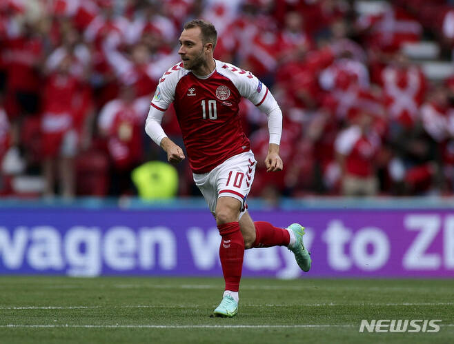 [코펜하겐=AP/뉴시스] 크리스티안 에릭센이 지난해 6월 13일 덴마크 코펜하겐 파르켄 스타디움에서 열린 핀란드와 유로2020 조별리그 경기에서 질주하고 있다. 2022.01.16.