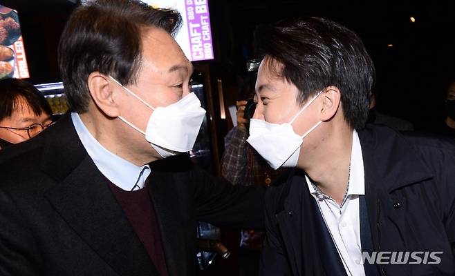 [서울=뉴시스] 국회사진기자단 = 국민의힘 윤석열(왼쪽) 대선 후보와 이준석 대표. 2022.01.12. photo@newsis.com