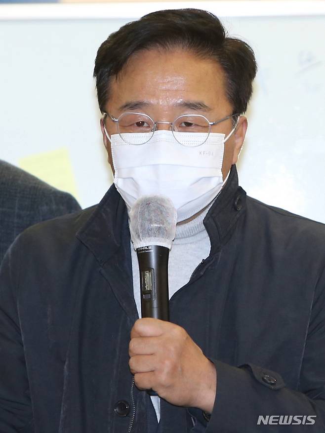 [속초=뉴시스] 김경목 기자 = 28일 오후 김우영 이재명 대통령 선거 후보 선거대책위원회 대변인이 강원 속초시 신세계 영랑호 리조트 오션홀에서 열린 '뭉쳐야 뜬다 시즌 2' 속초 토크 콘서트에서 이재명 후보 지지를 호소하고 있다. 2021.11.28. photo31@newsis.com