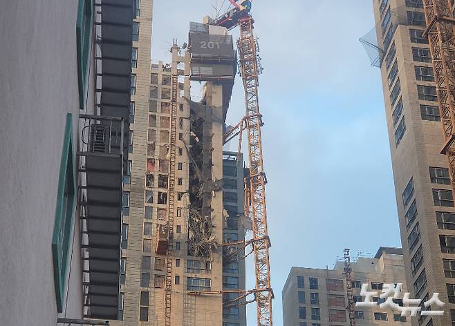 광주 신축 아파트 붕괴 사고 건물과 타워크레인. 구조 당국은 타워크레인 해체 후 상층부 수색작업을 본격화할 방침이다. 유대용 기자
