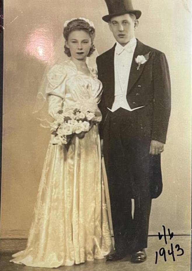 1943년 첫 결혼식 모습로렌스 크라우스 제공abc 뉴스 투데이 홈페이지 재인용