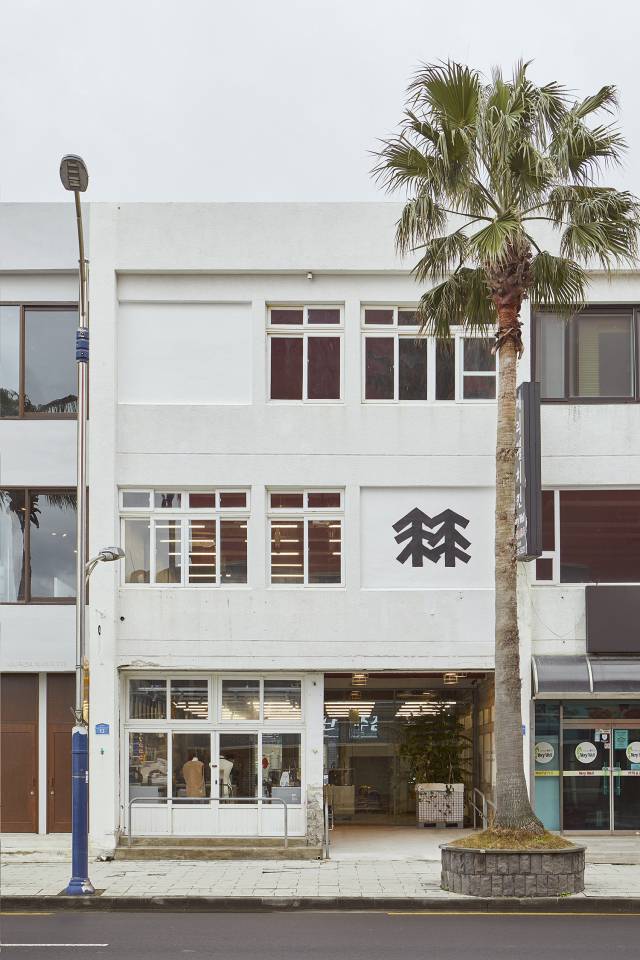 제주시 탑동에 문을 연 솟솟리버스 매장. /사진제공=코오롱FnC