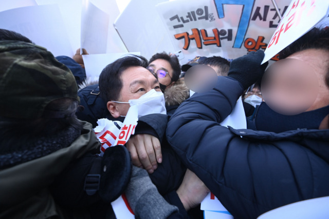 김기현 국민의힘 원내대표와 의원들이 지난 14일 김건희 씨 녹취록 방송과 관련해 마포구 상암동 MBC 사옥을 항의 방문하는 과정에서 시민단체의 반대 시위에 막혀 몸싸움을 하고 있다. / 권욱 기자