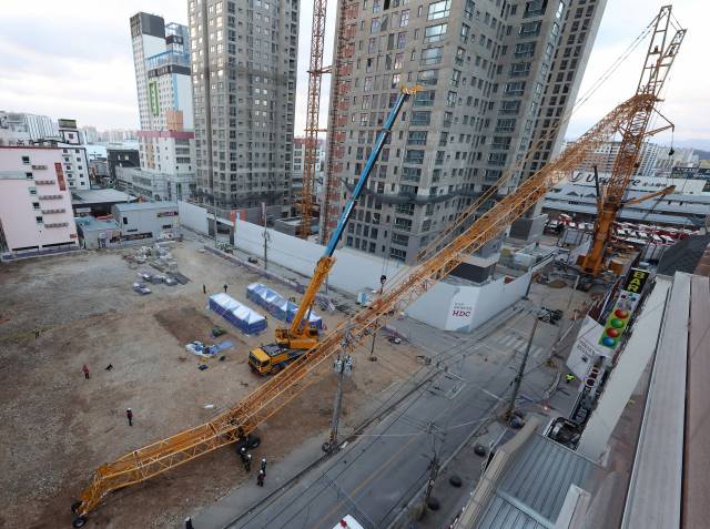 광주 서구 화정아이파크 붕괴 사고 발생 엿새째인 16일 관계자들이 타워크레인 해체 작업에 투입될 크레인 조립 작업을 하고 있다. /연합뉴스